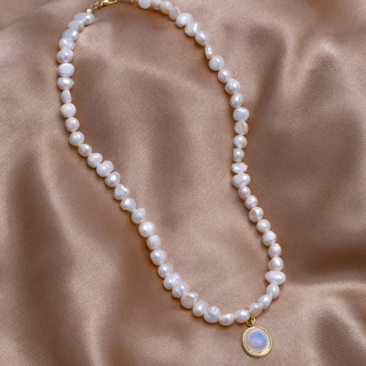 Pearl Necklace with Moonstone in Gold