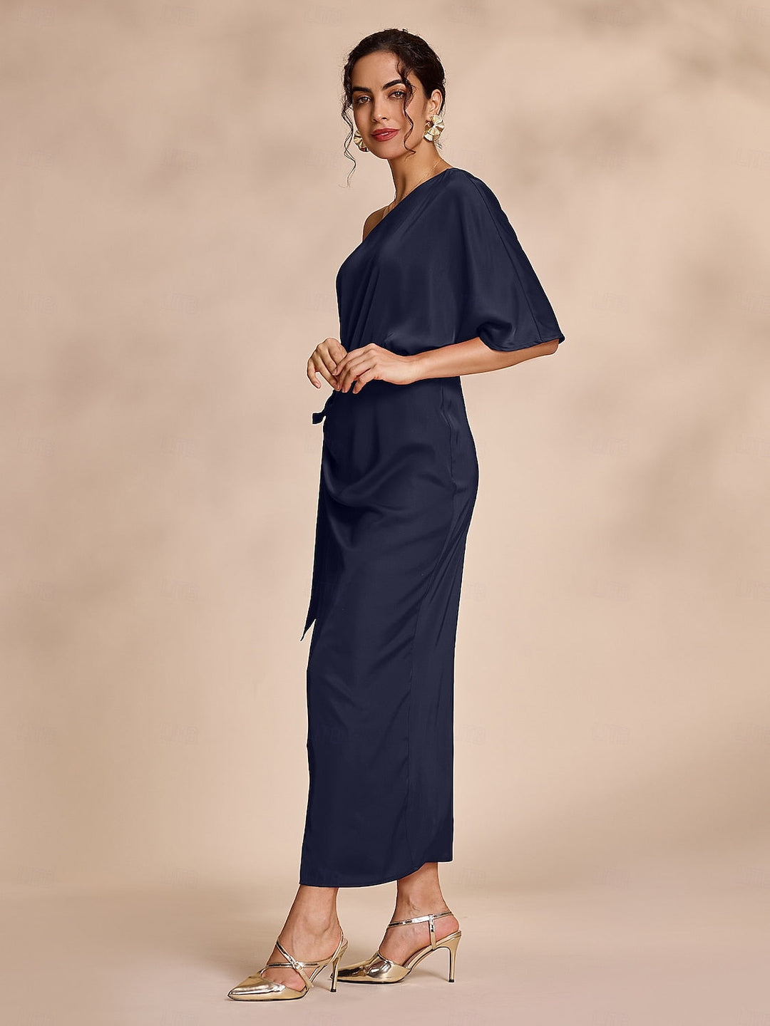 Robe longue portefeuille nouée en satin à épaules tombantes